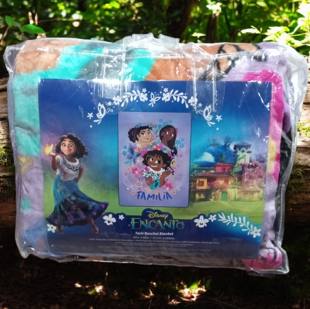 Disney Encanto Familia Twin Raschel Blanket NWT